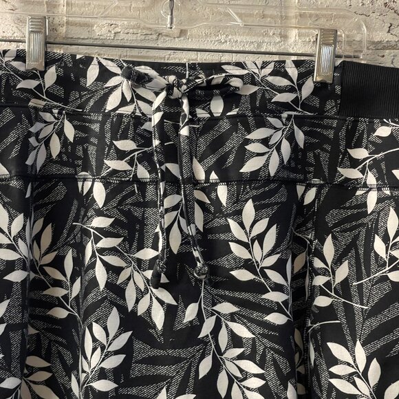 AVE Leisure Plus Size 22/24 Black & White Leaf Print Skort - Picture 2 of 12